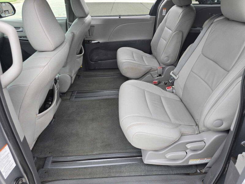 2015 Toyota Sienna Image 7
