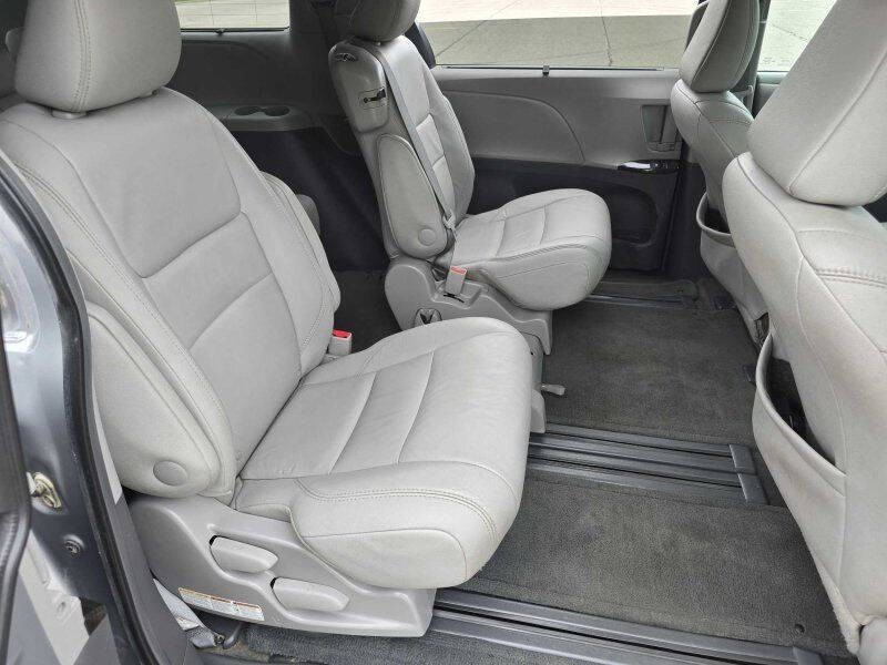 2015 Toyota Sienna Image 8