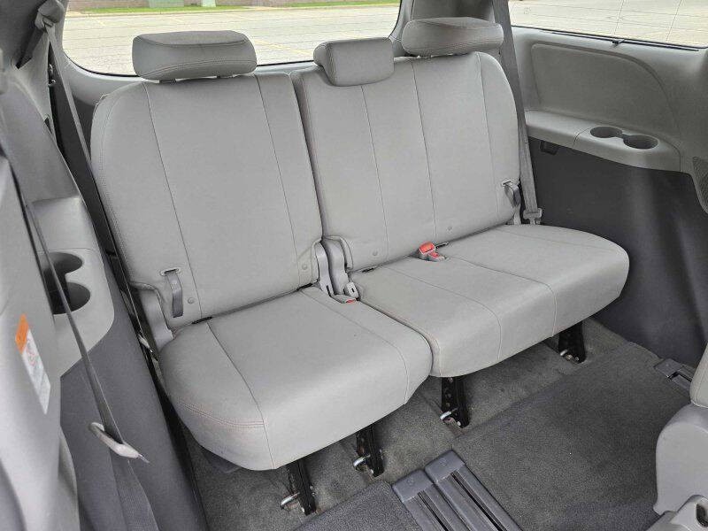 2015 Toyota Sienna Image 9