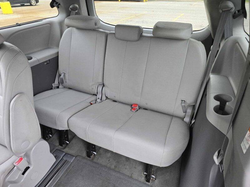 2015 Toyota Sienna Image 10