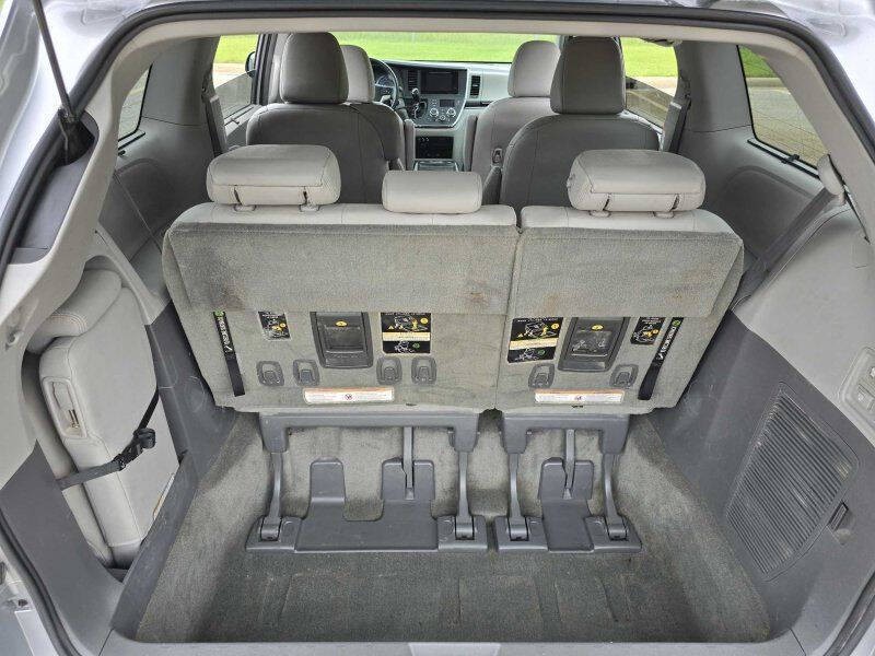 2015 Toyota Sienna Image 11