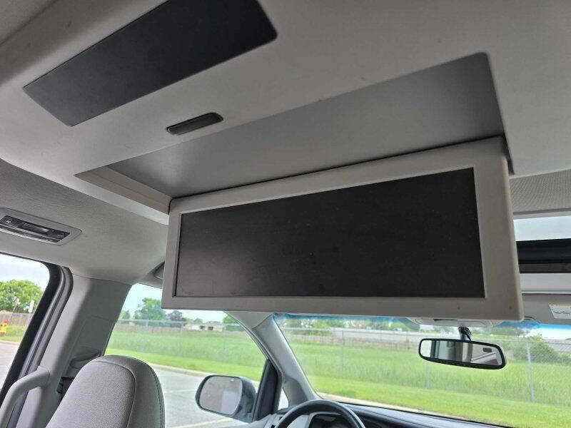 2015 Toyota Sienna Image 12