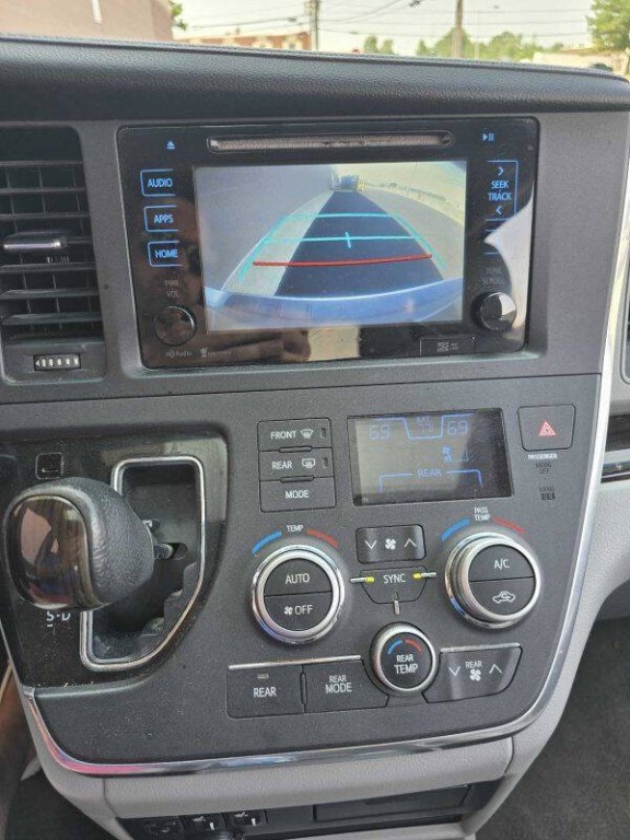 2015 Toyota Sienna Image 15