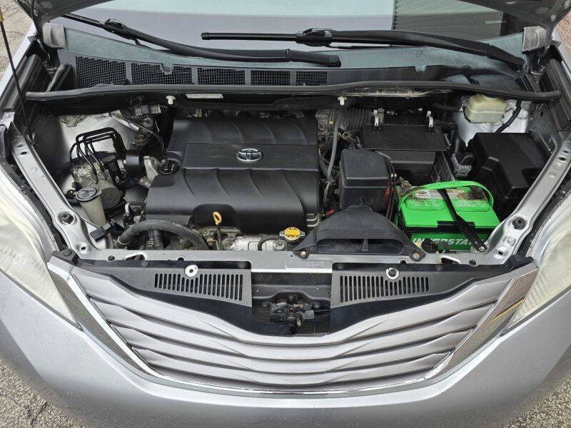 2015 Toyota Sienna Image 17