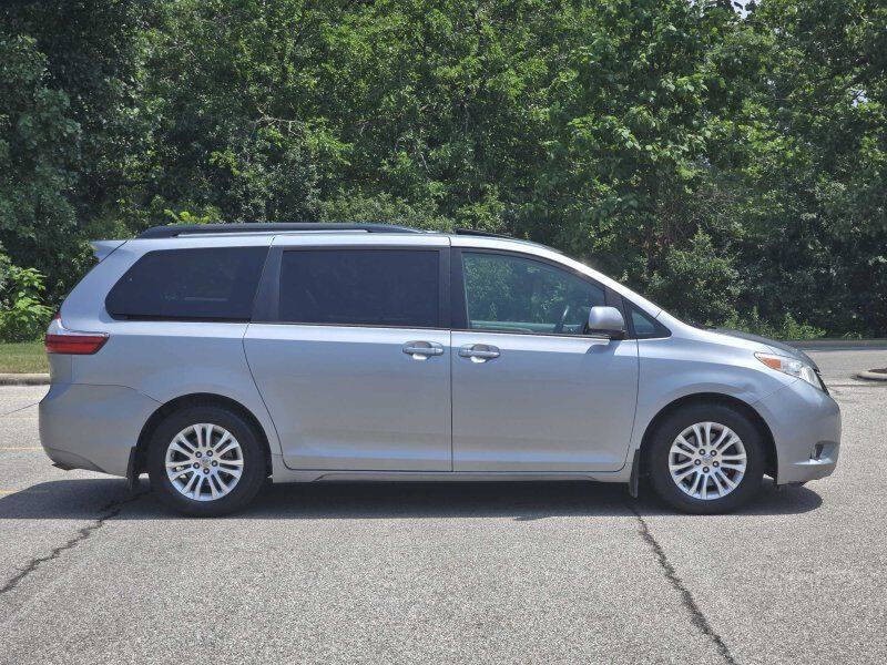 2015 Toyota Sienna Image 21