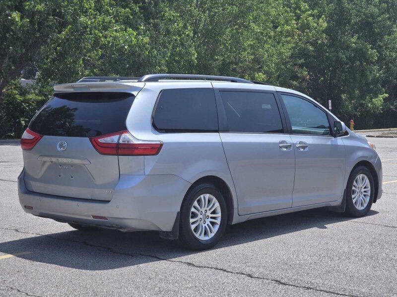 2015 Toyota Sienna Image 22