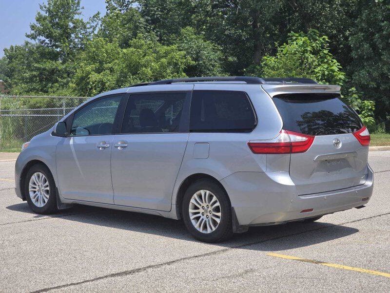 2015 Toyota Sienna Image 23
