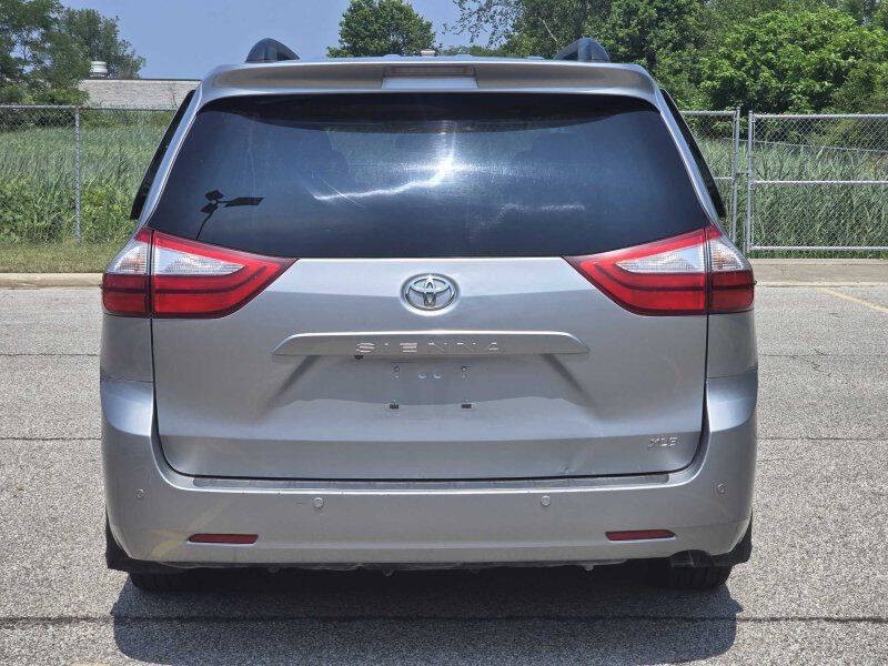 2015 Toyota Sienna Image 24