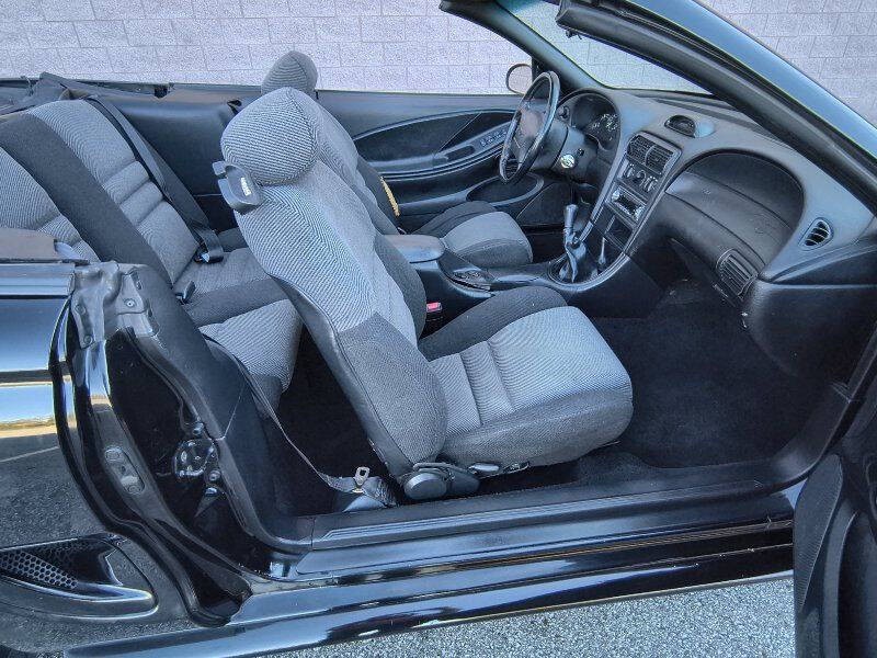 1994 Ford Mustang Image 16