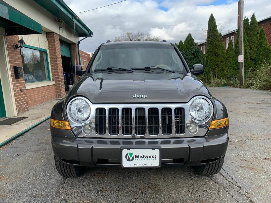 2005 Jeep Liberty Image 2