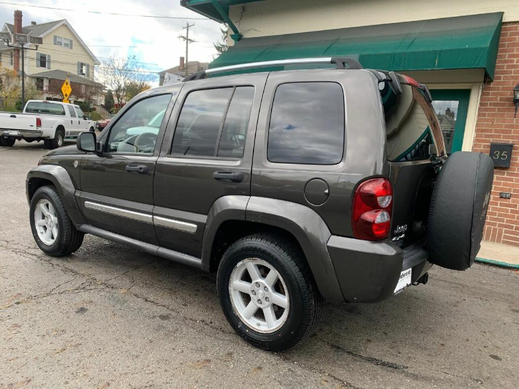 2005 Jeep Liberty Image 4