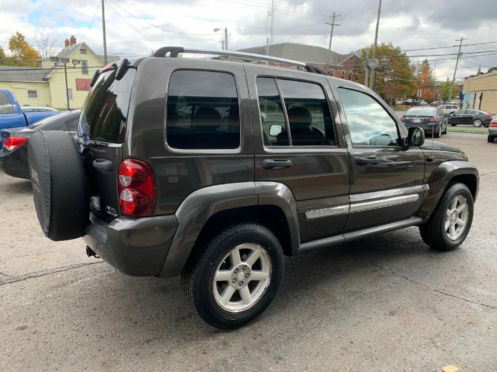 2005 Jeep Liberty Image 6