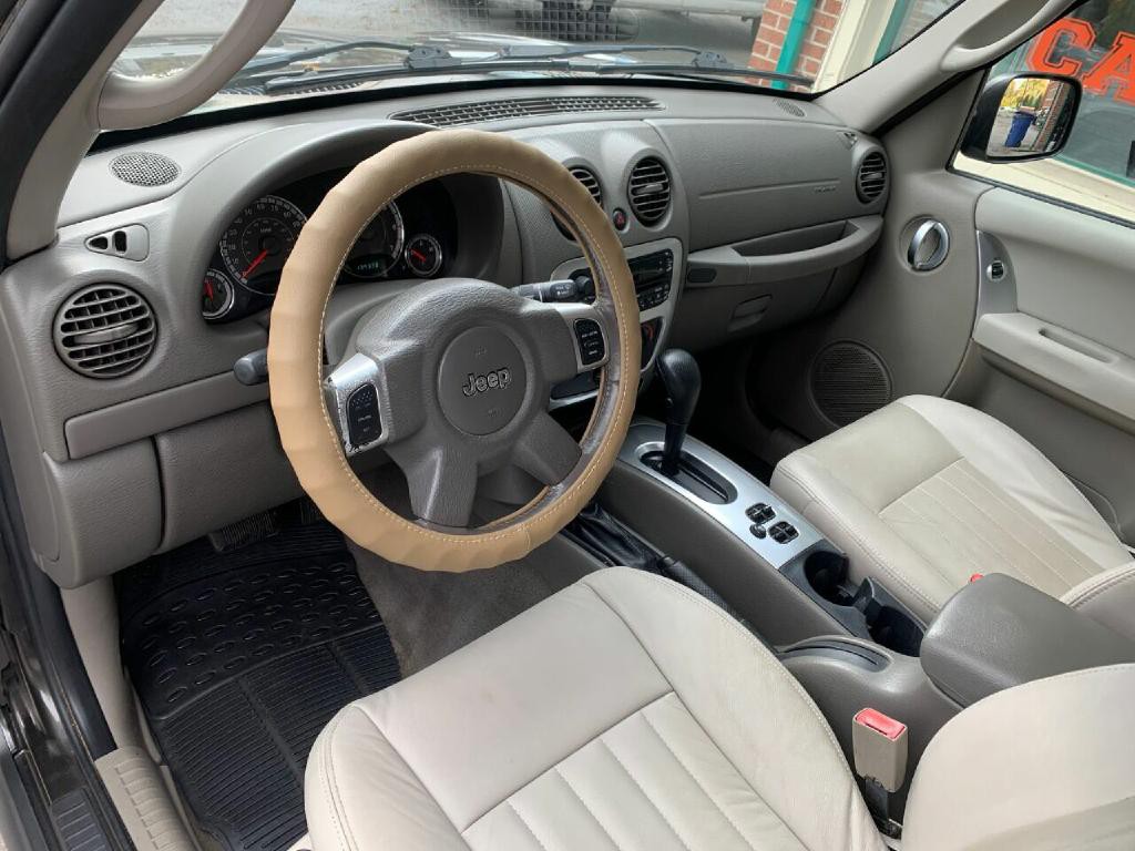 2005 Jeep Liberty Image 8