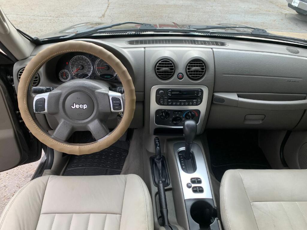 2005 Jeep Liberty Image 9