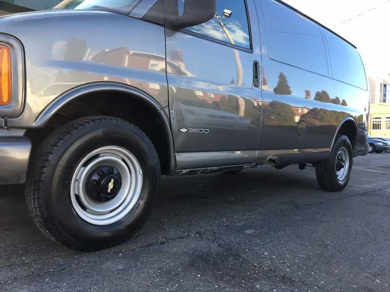 2000 Chevrolet Express Image 2