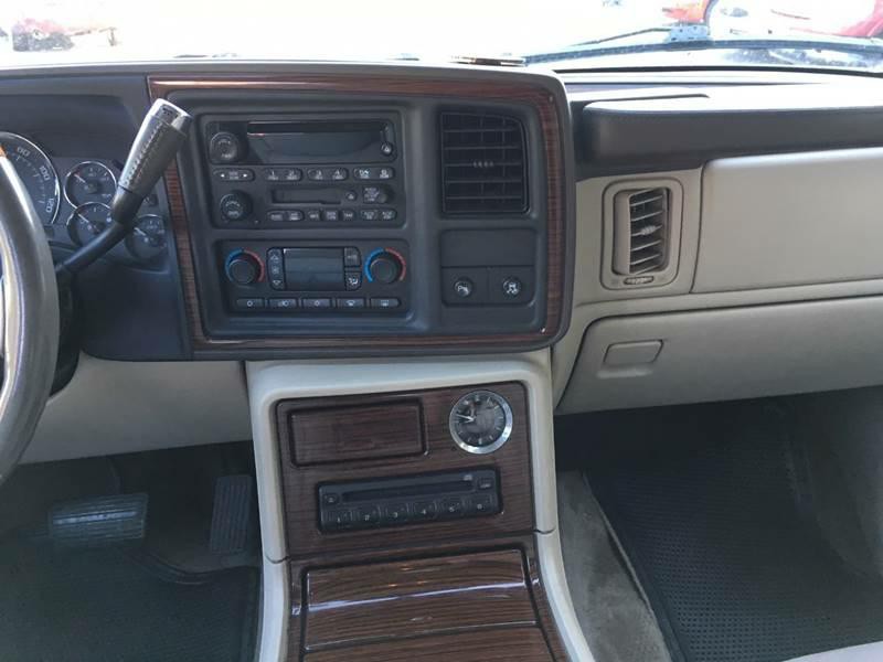 2004 Cadillac Escalade Image 10