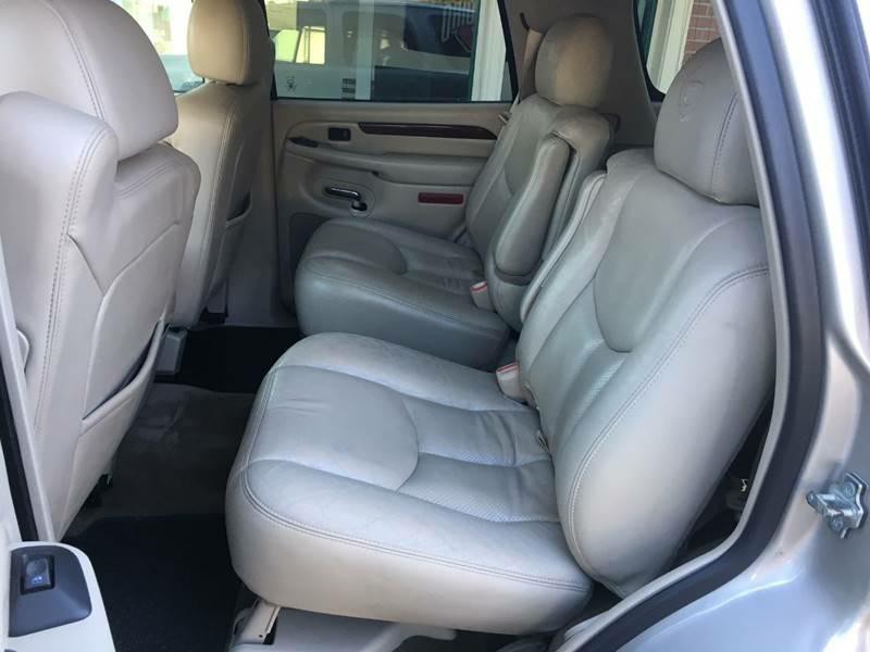2004 Cadillac Escalade Image 11