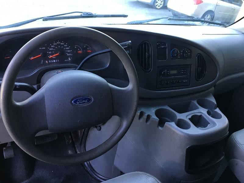 2005 Ford E-Series Image 9