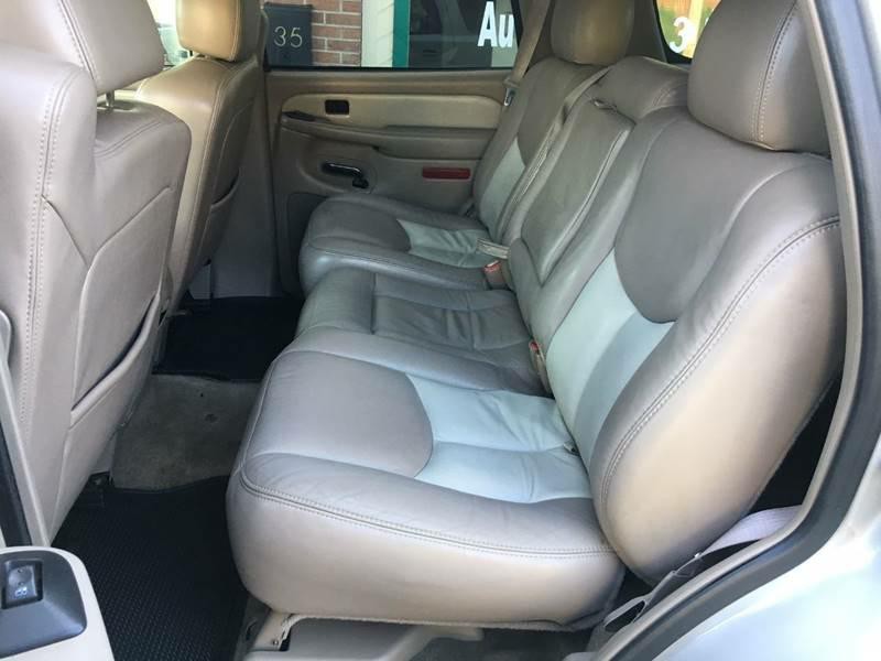 2004 GMC Yukon Image 17