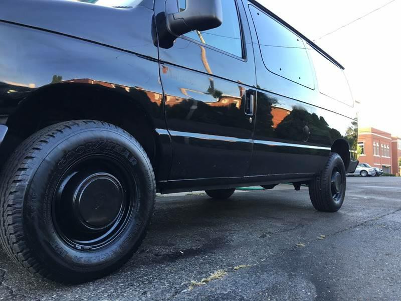 2004 Ford E-series Wagon Image 2