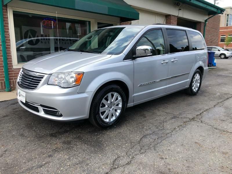 2011 Chrysler Town & Country Image 1