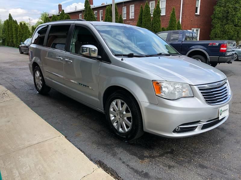 2011 Chrysler Town & Country Image 3