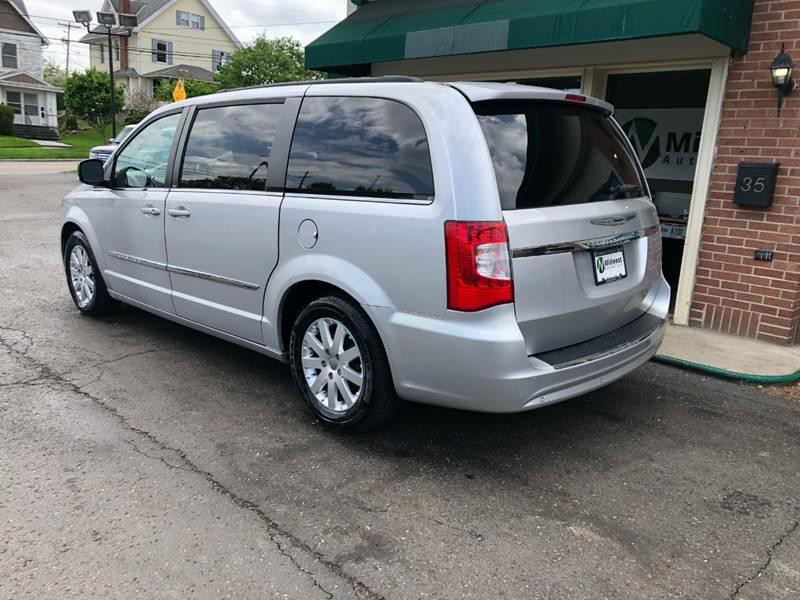 2011 Chrysler Town & Country Image 4