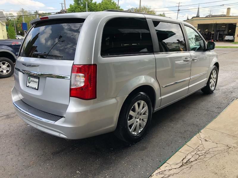 2011 Chrysler Town & Country Image 5