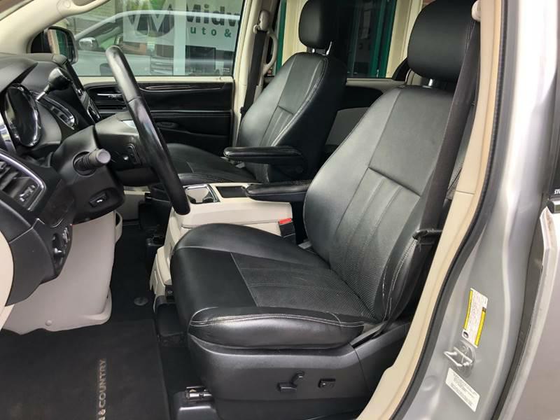 2011 Chrysler Town & Country Image 7