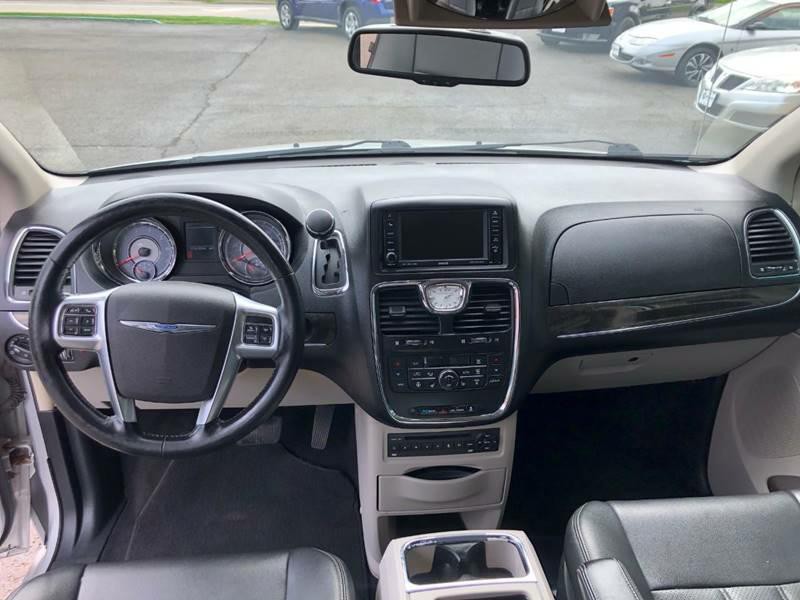 2011 Chrysler Town & Country Image 8