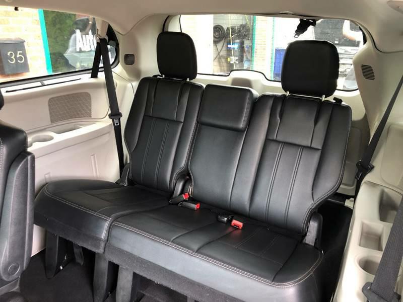 2011 Chrysler Town & Country Image 12