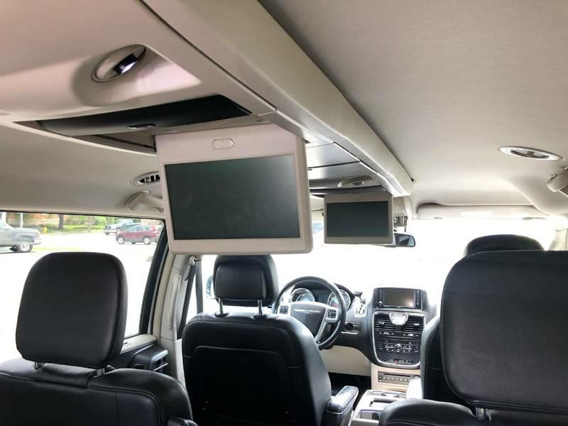 2011 Chrysler Town & Country Image 15