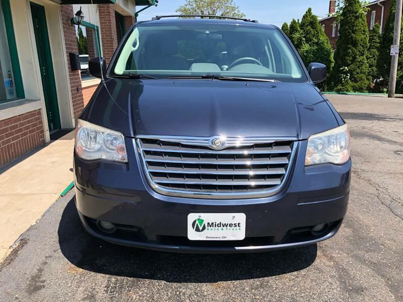 2008 Chrysler Town & Country Image 2