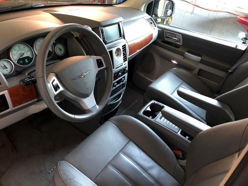 2008 Chrysler Town & Country Image 8