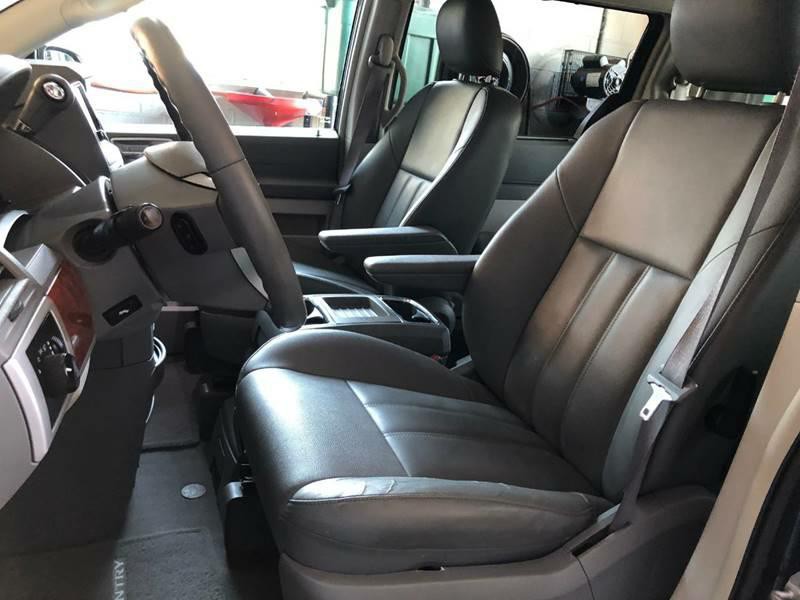 2008 Chrysler Town & Country Image 9