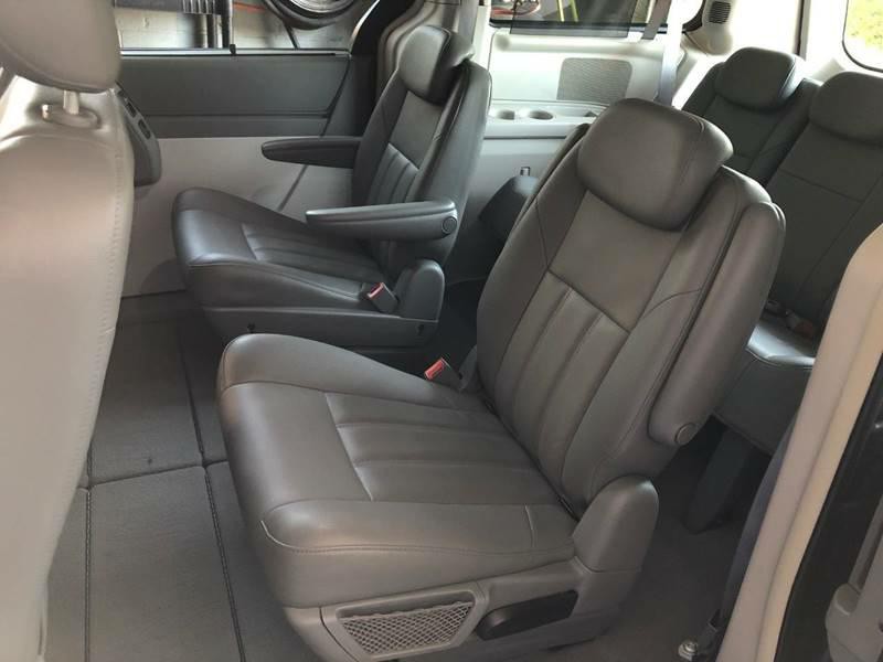 2008 Chrysler Town & Country Image 10