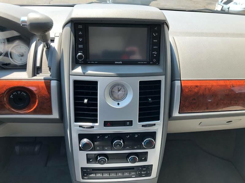 2008 Chrysler Town & Country Image 14