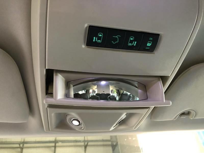 2008 Chrysler Town & Country Image 16