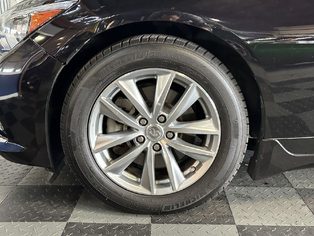 2015 INFINITI Q50 Image 32