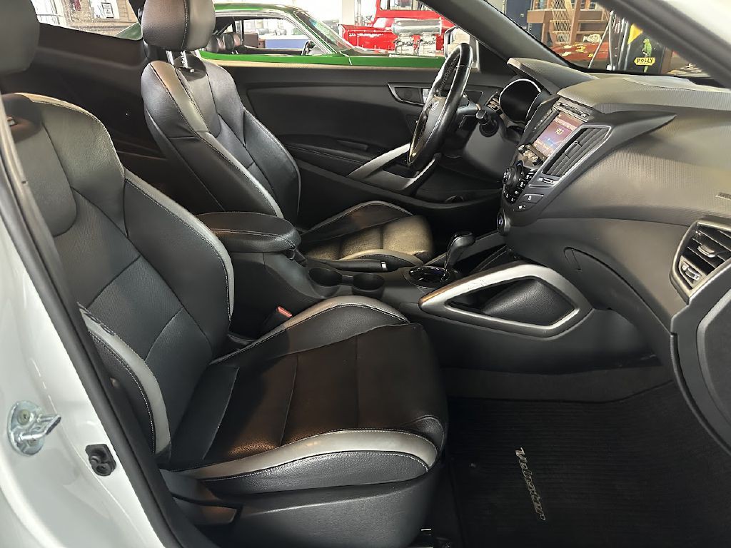 2016 Hyundai Veloster Image 11