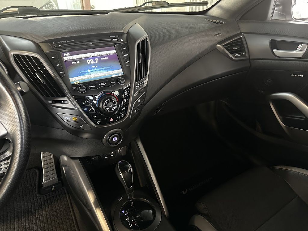 2016 Hyundai Veloster Image 13