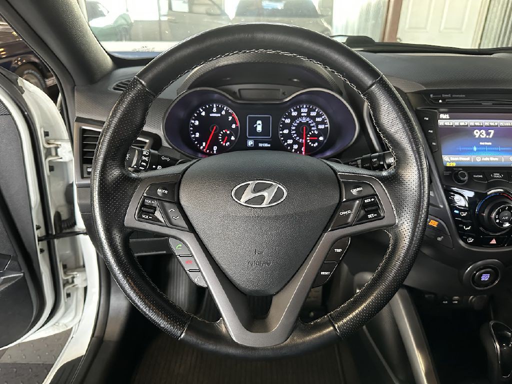 2016 Hyundai Veloster Image 16