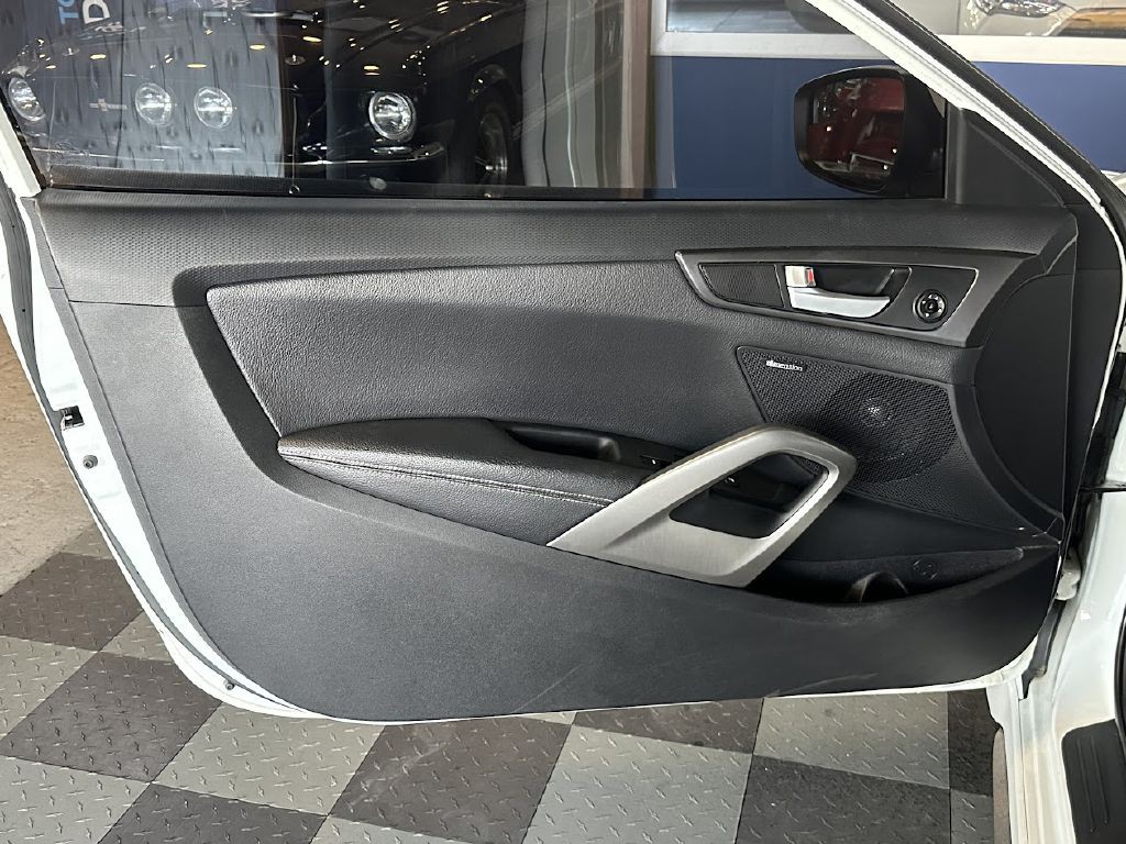 2016 Hyundai Veloster Image 22