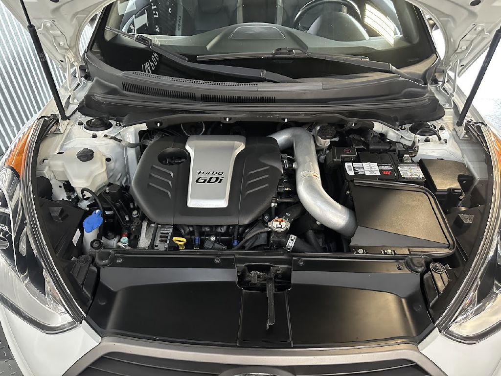 2016 Hyundai Veloster Image 24
