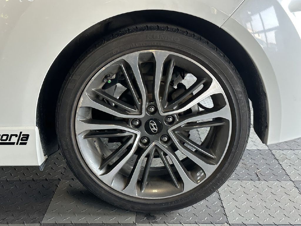 2016 Hyundai Veloster Image 28