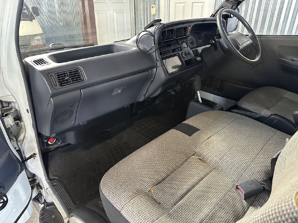 1996 Toyota Hiace Image 11
