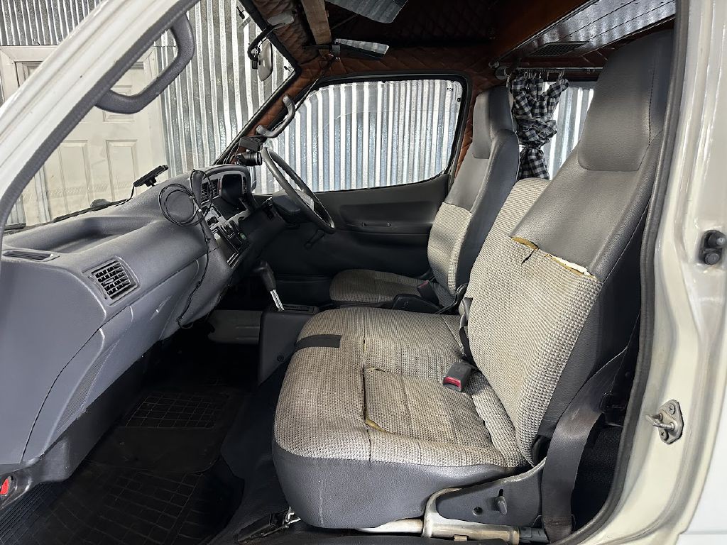 1996 Toyota Hiace Image 12