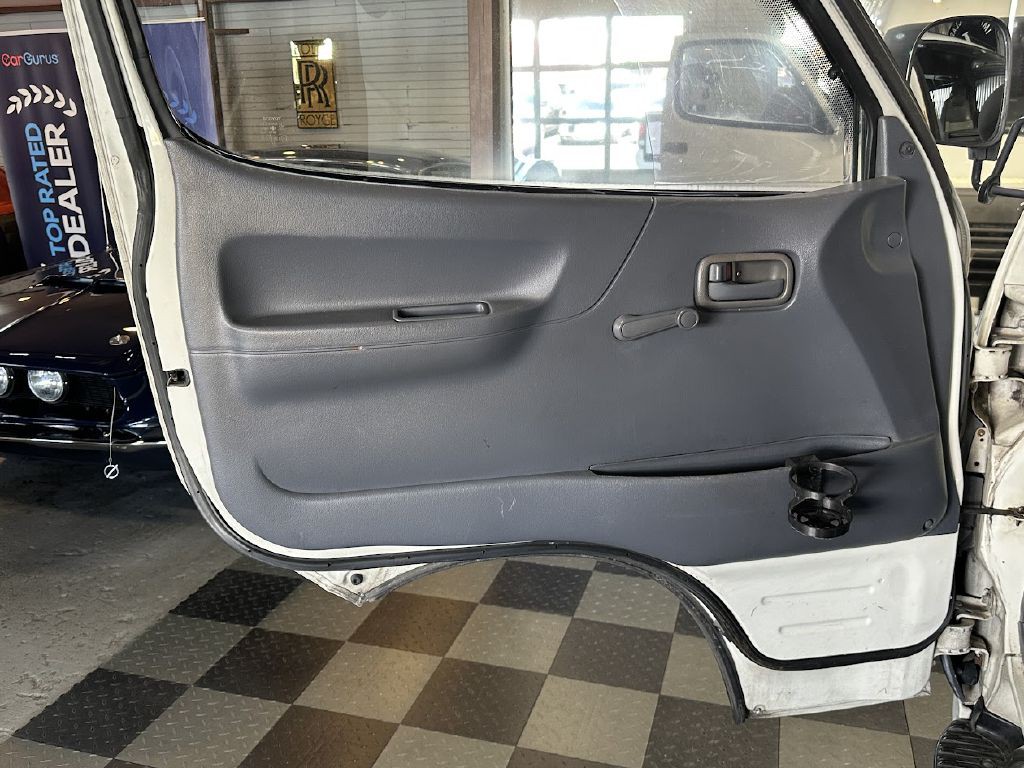 1996 Toyota Hiace Image 16