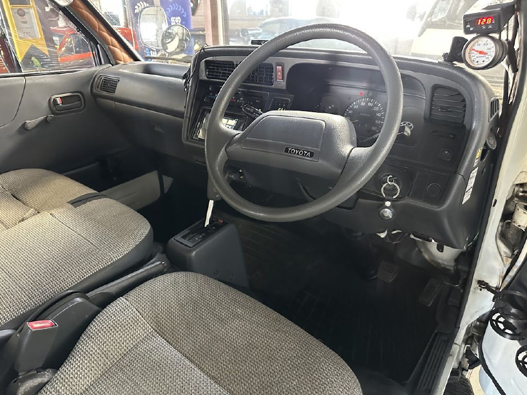 1996 Toyota Hiace Image 9