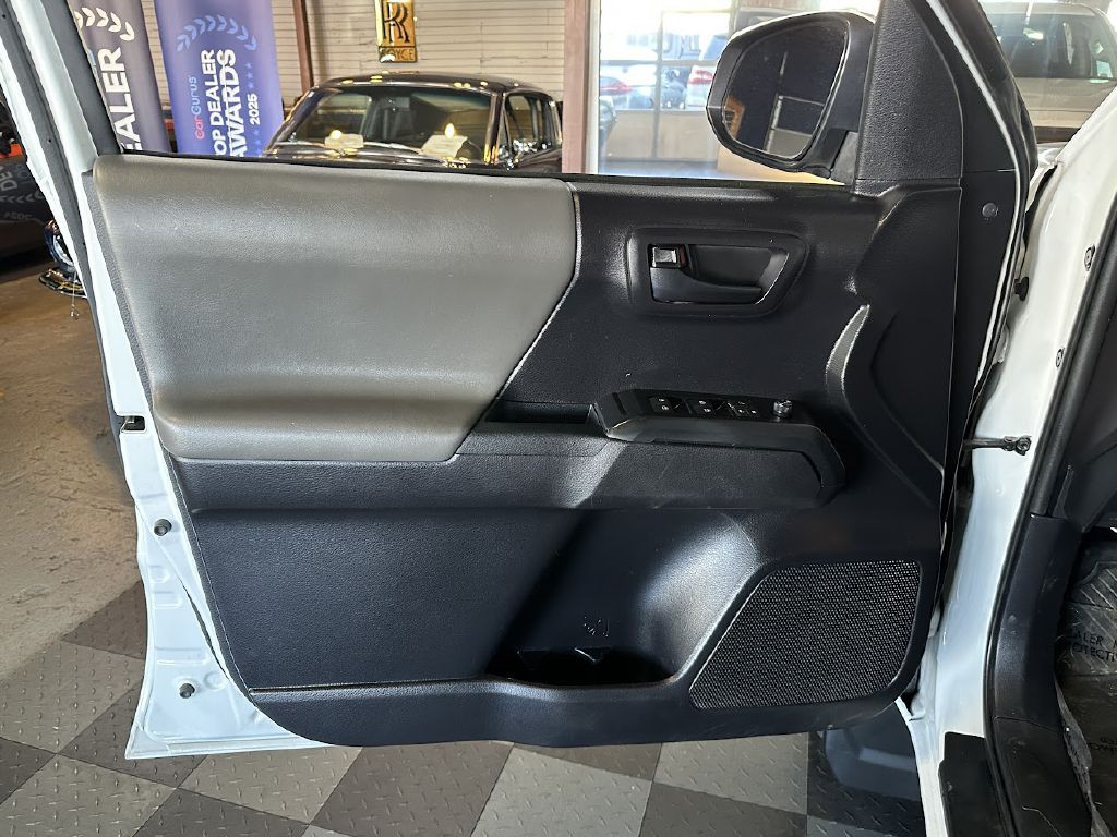 2020 Toyota Tacoma Image 24